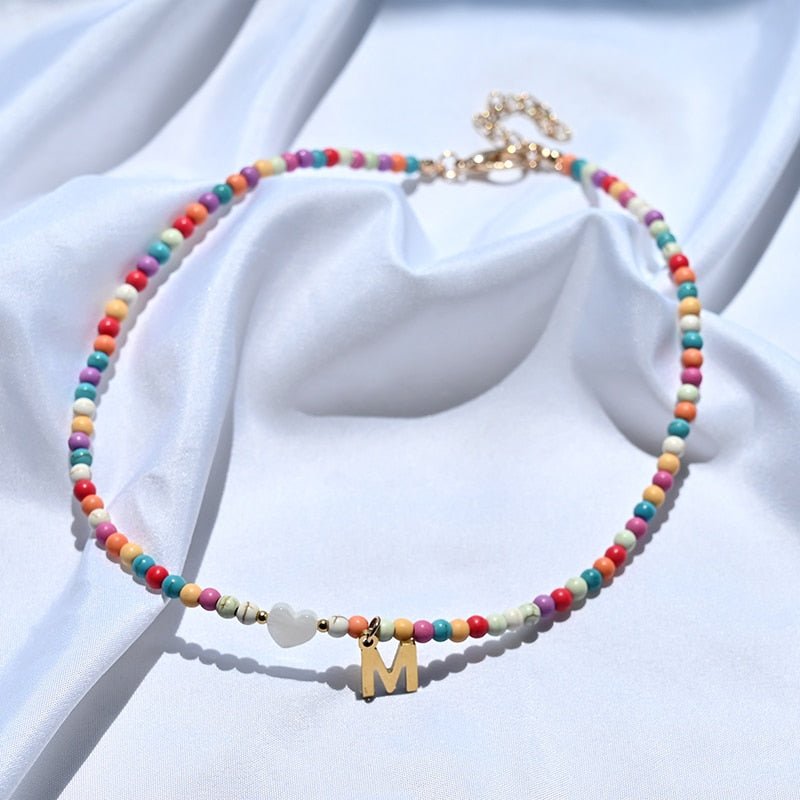 Collier de perles avec pendentif lettre