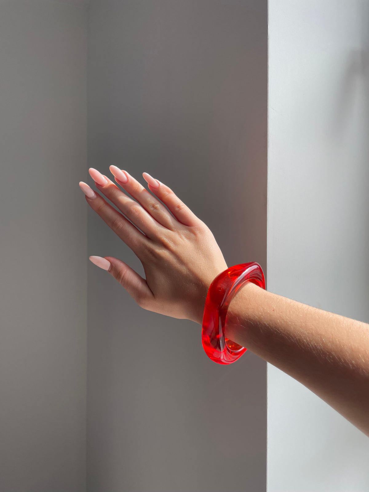 Bracelet élégant rouge fraise