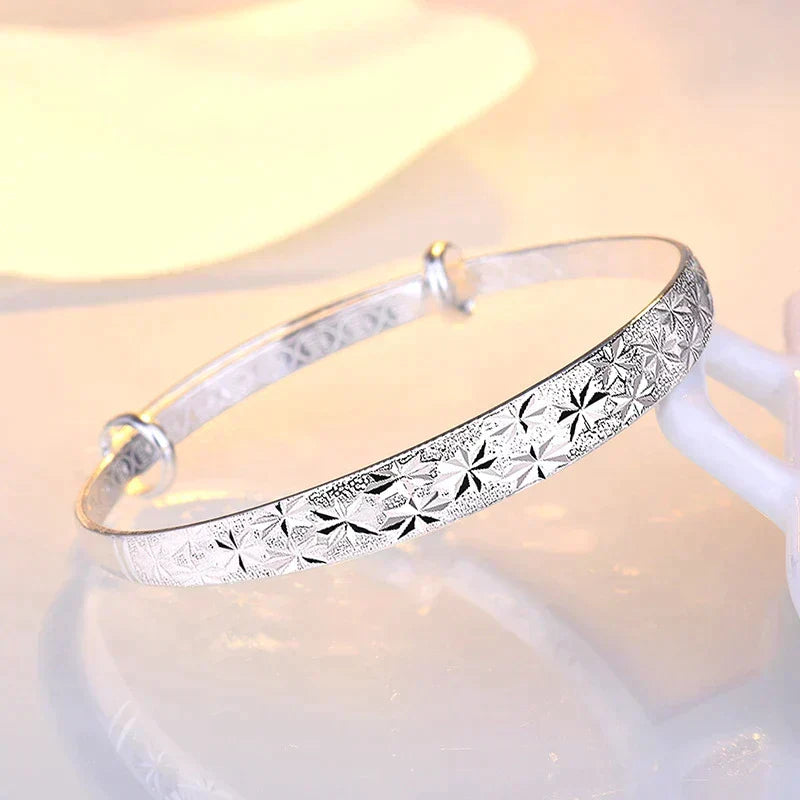 Bracelet argenté en forme d'étoile
