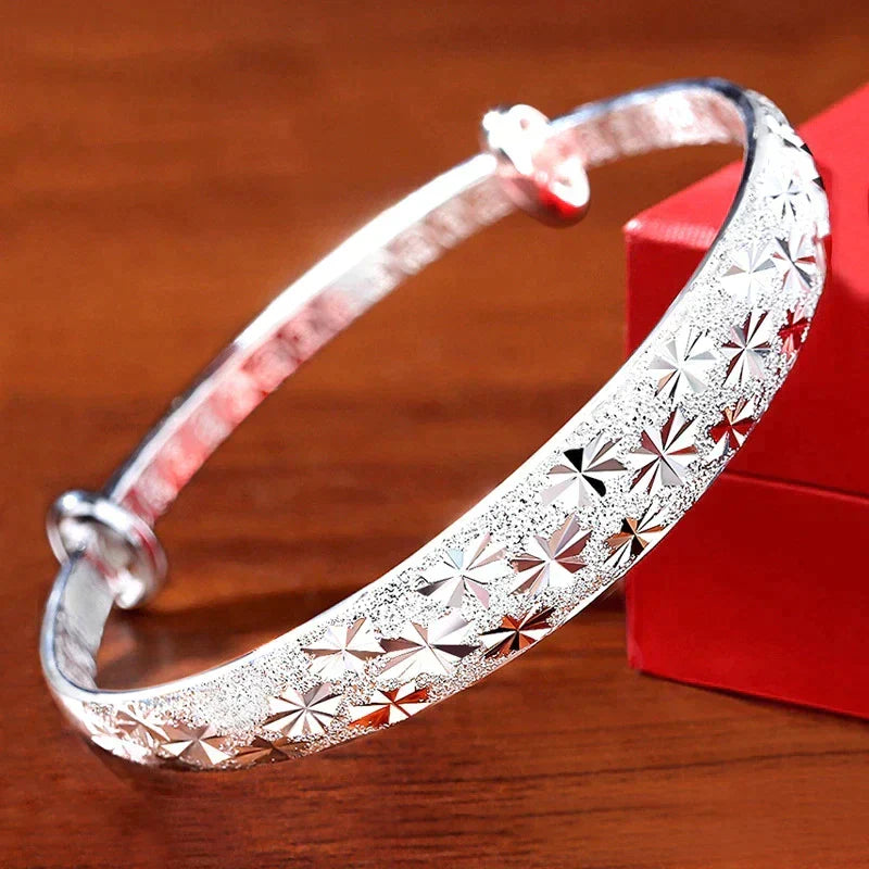 Bracelet argenté en forme d'étoile