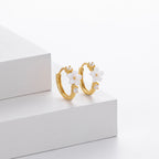 Boucles d'oreilles pendantes pour femme avec design floral et accents en zircon
