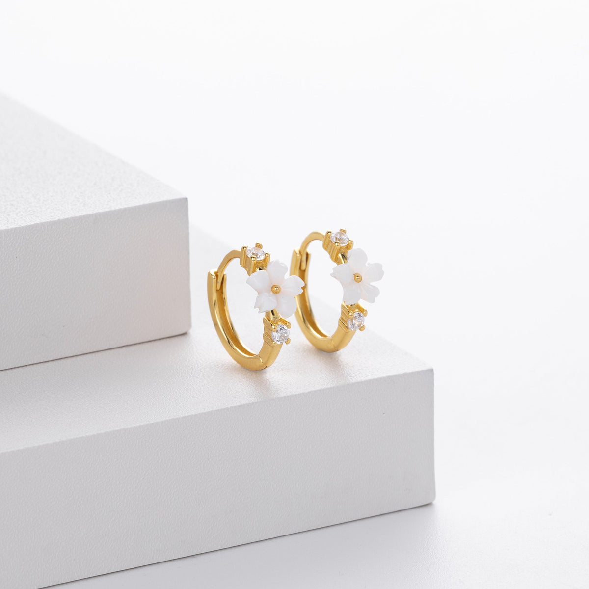 Boucles d'oreilles pendantes pour femme avec design floral et accents en zircon