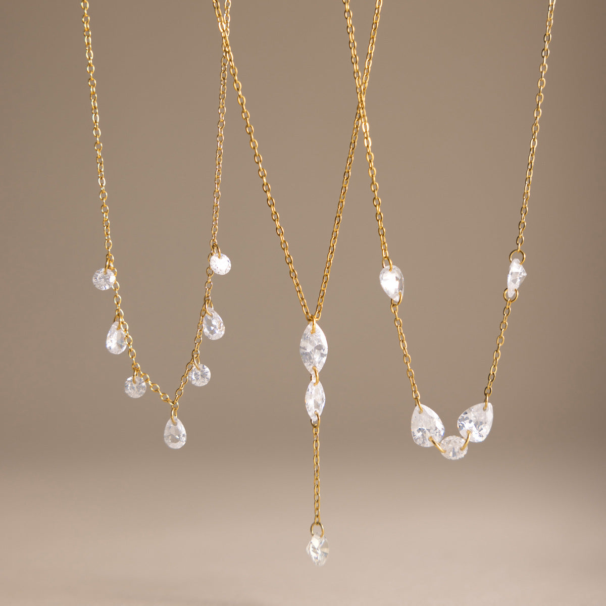 Collier pour femme avec détails en cristal étincelant en acier inoxydable