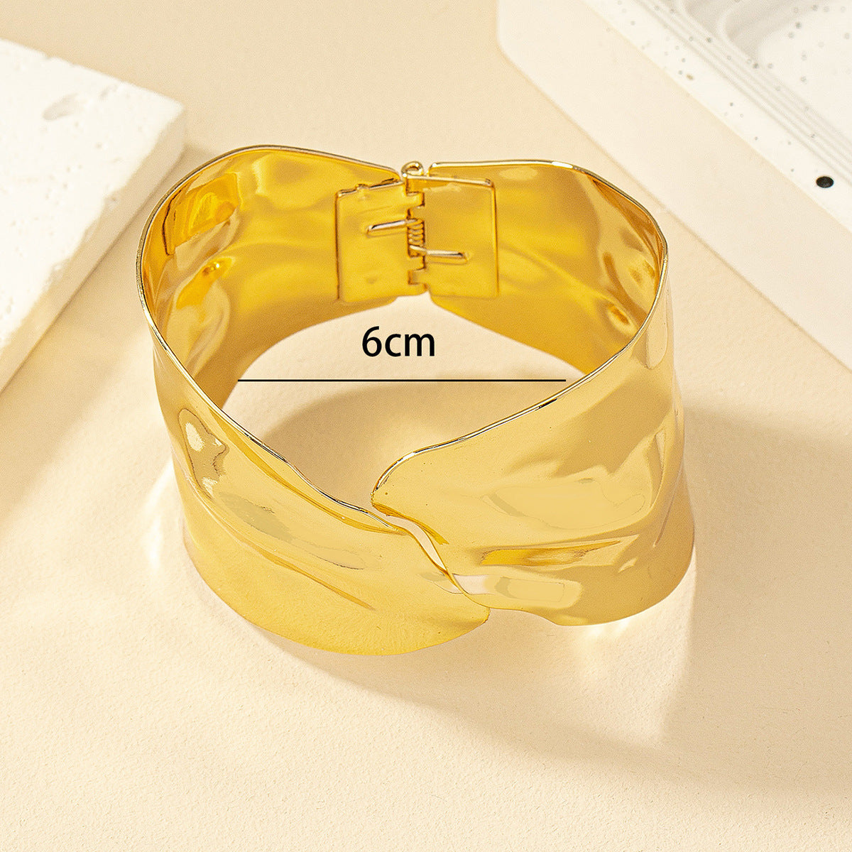 Bracelet jonc ouvert pour femme au design incurvé