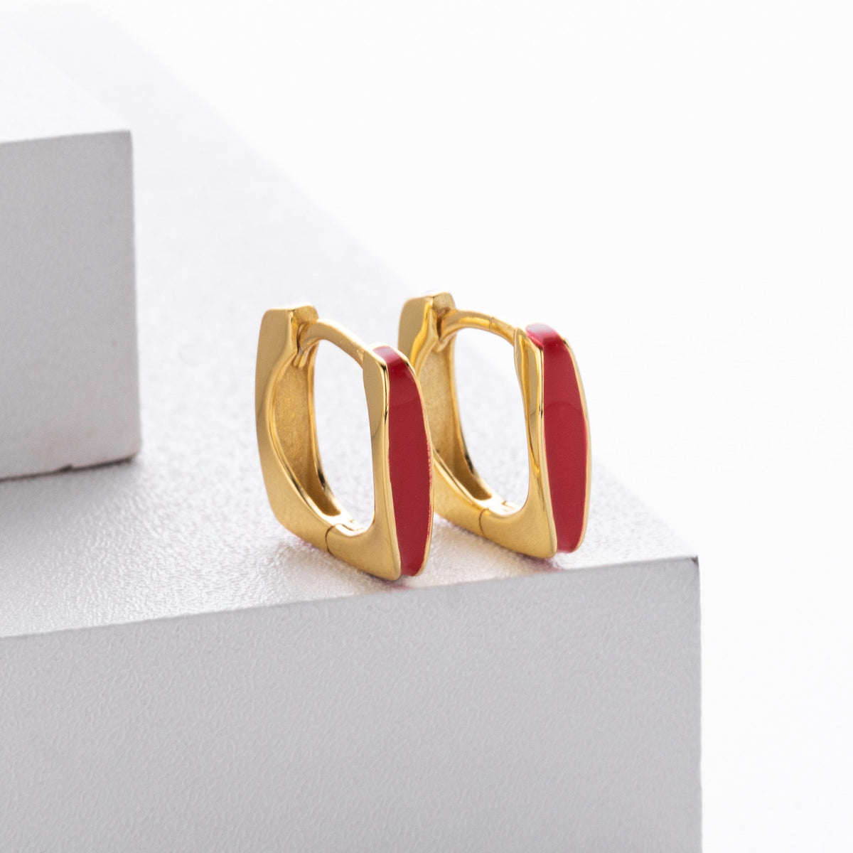 Boucles d'oreilles pendantes pour femme design incurvé moderne avec accent rouge