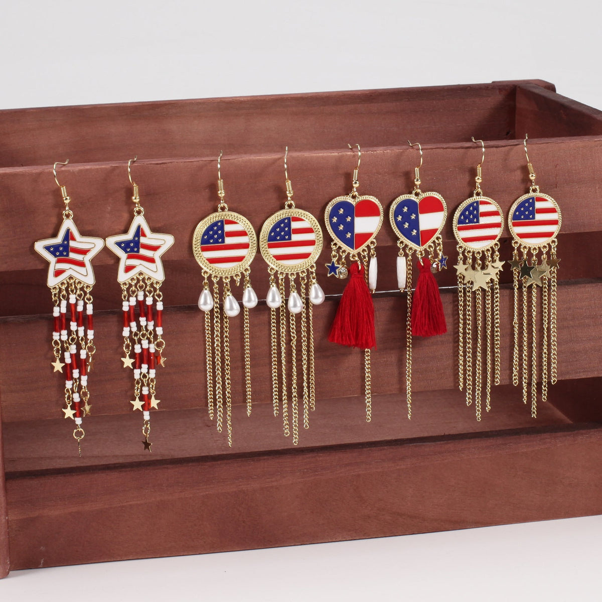 Boucles d'oreilles pendantes pour femme avec médaillon émaillé et franges de perles