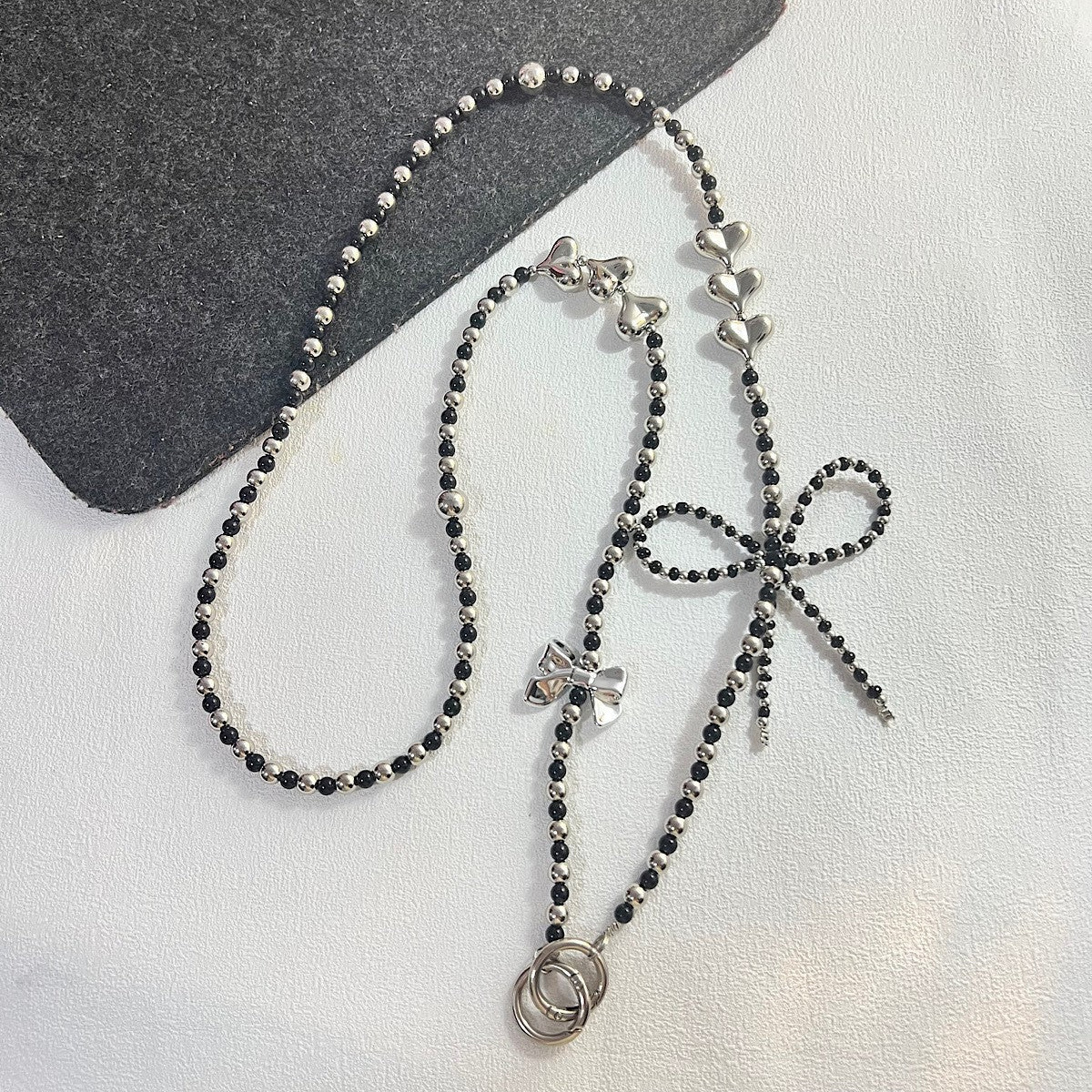 Collier élégant perles et chaîne