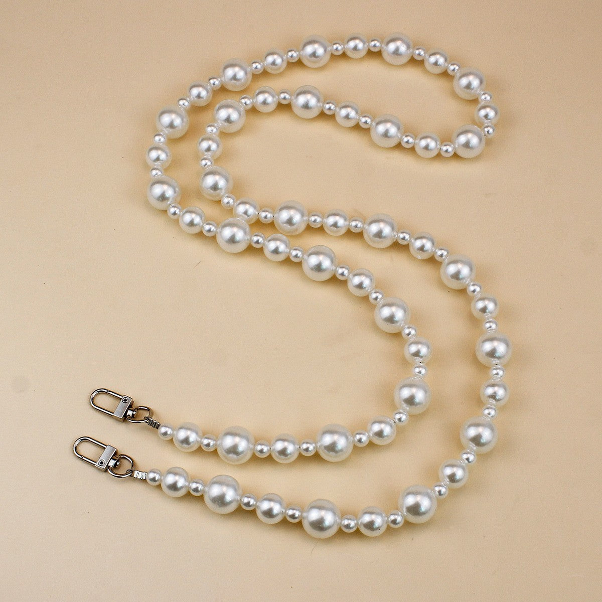 Collier élégant perles et chaîne