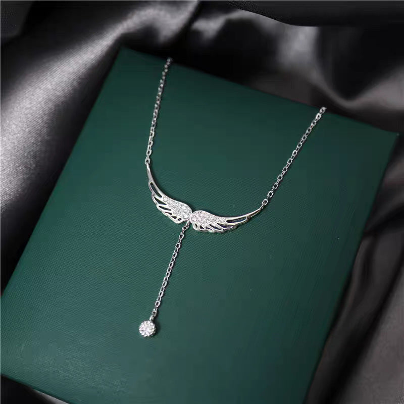 Collier pour femme avec design ailes d'ange et zircons étincelants