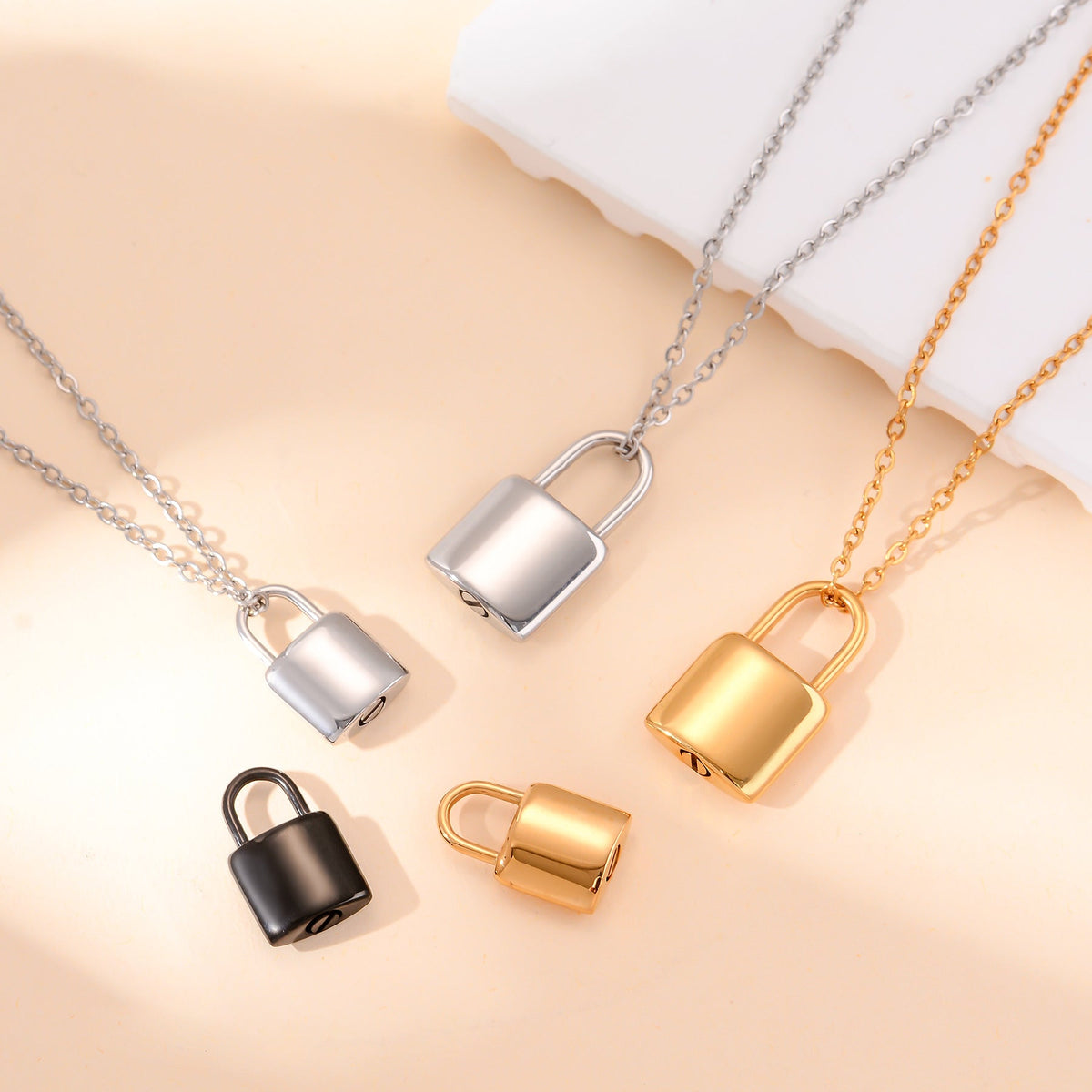 Collier pour femme avec pendentif cadenas