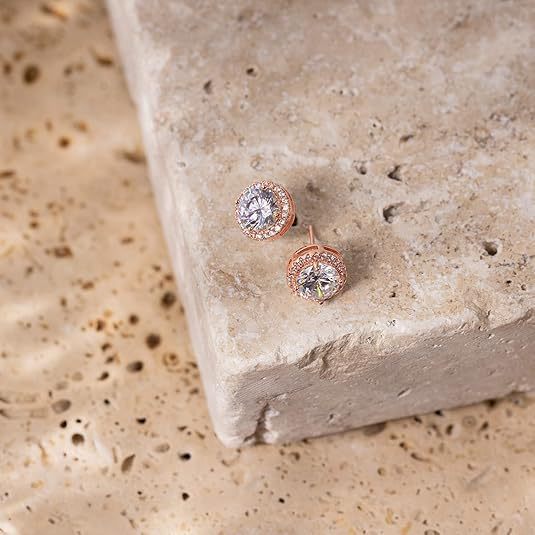 Ensemble de boucles d'oreilles délicates avec zircons étincelants