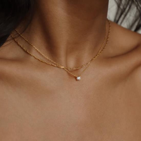 Collier pour femme avec pendentif zircone étincelant et chaîne délicate
