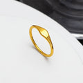 Bague minimaliste à surface polie et incurvée