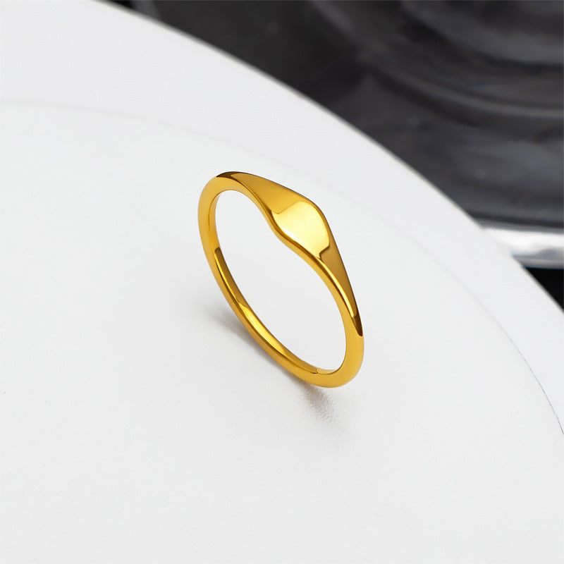 Bague minimaliste à surface polie et incurvée
