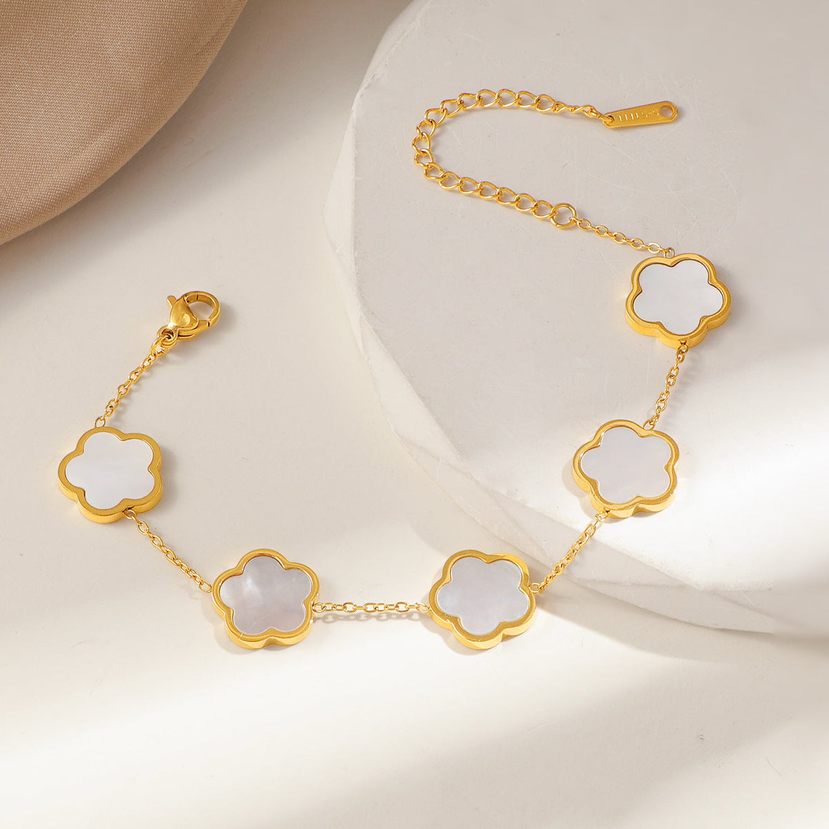 Bracelet chaîne dorée à motif floral pour femme