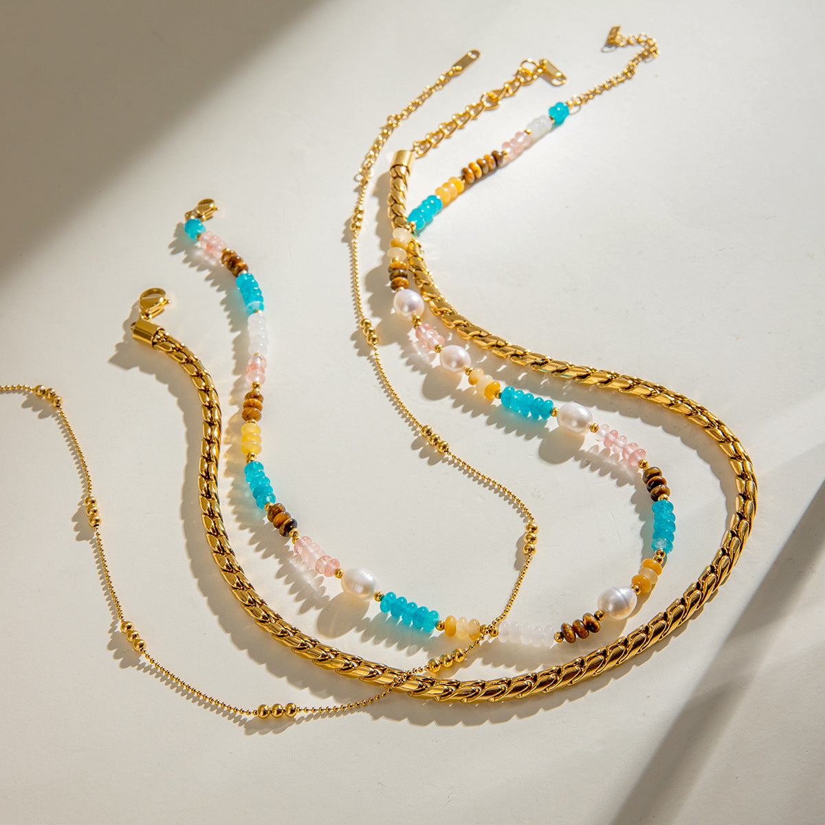 Collier pour femme avec perles et détails sphériques