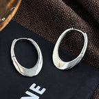 Boucles d'oreilles pendantes pour femme au design sculptural moderne