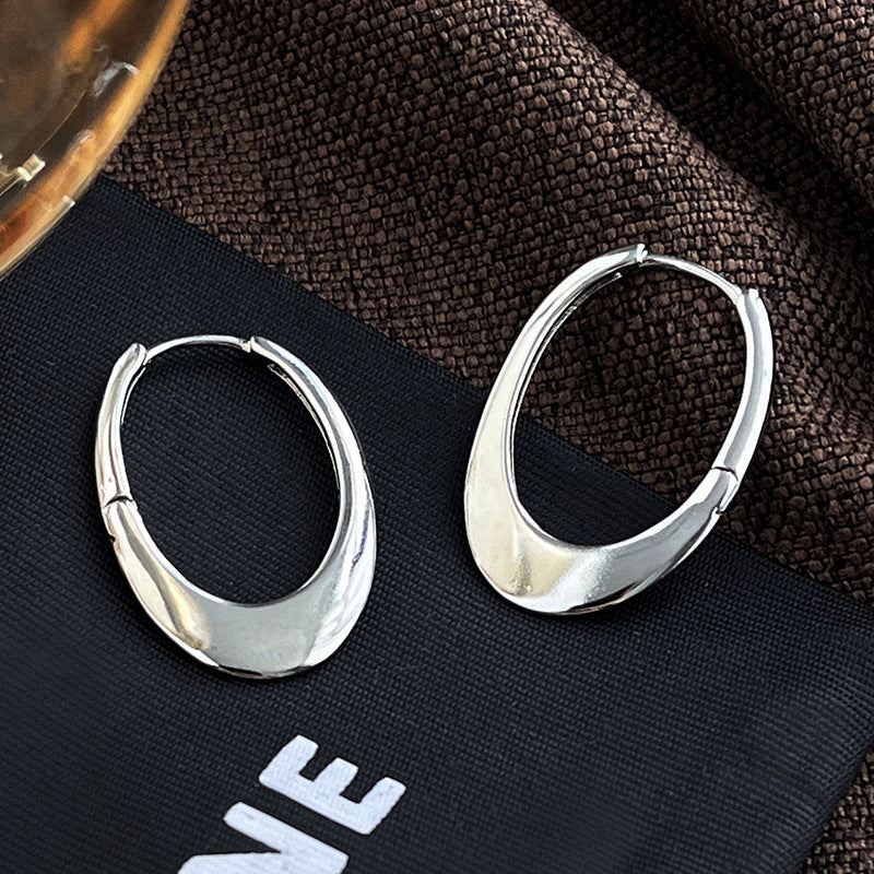 Boucles d'oreilles pendantes pour femme au design sculptural moderne
