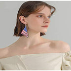 Boucles d'oreilles longues en maille cristal avec motif drapeau