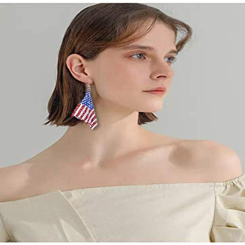 Boucles d'oreilles longues en maille cristal avec motif drapeau