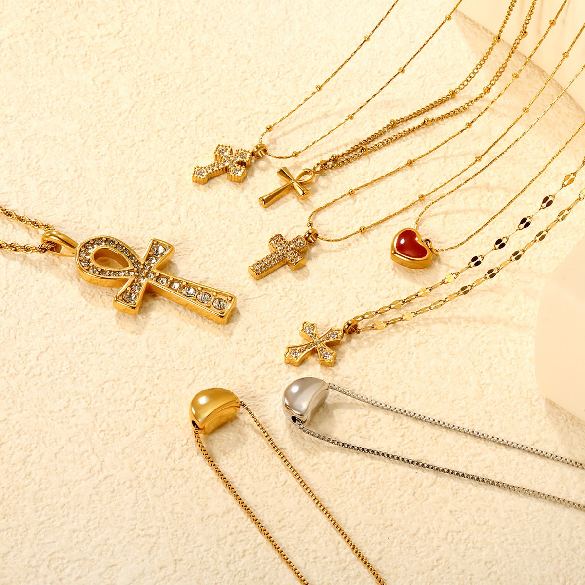 Collier pour femmes avec pendentif croix étincelant en acier inoxydable doré