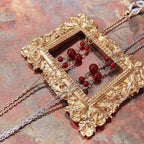 Chaîne porte-bijoux élégante avec accents rouges