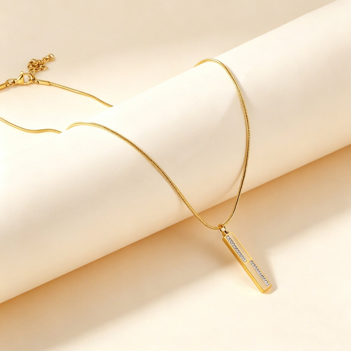 Collier pour femme en acier inoxydable avec pendentif scintillant