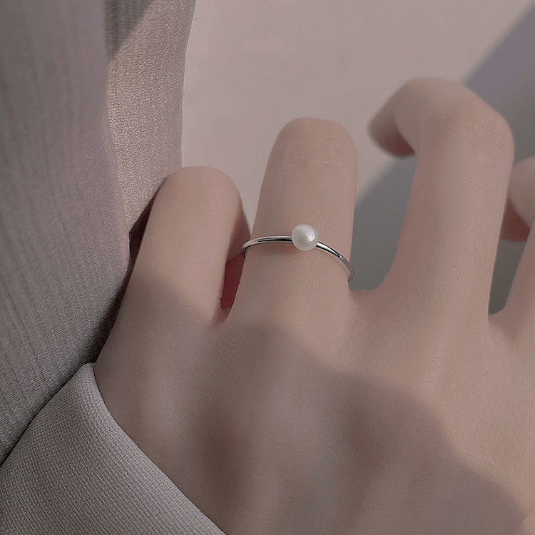 Bague minimaliste pour femme avec perle délicate