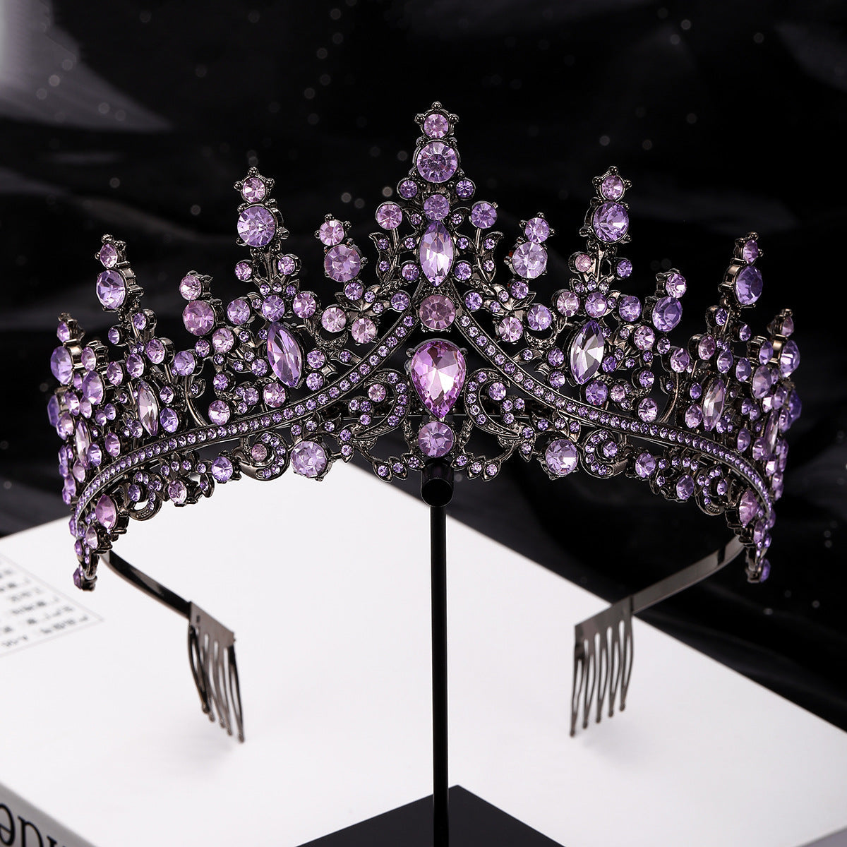 Diadème opulent pour femme avec détails en cristal noir