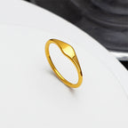 Bague minimaliste à surface polie et incurvée