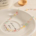 Collier pour femme avec cristaux facettés colorés et chaîne dorée délicate