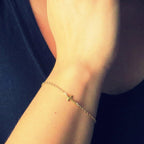 Bracelet minimaliste avec breloque croix