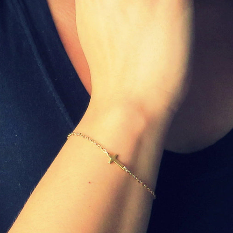 Bracelet minimaliste avec breloque croix