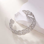 Bracelet ouvert pour femme au design bambou moderne