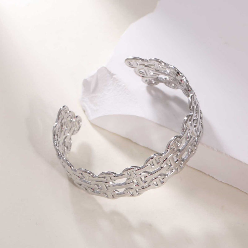 Bracelet ouvert pour femme au design bambou moderne