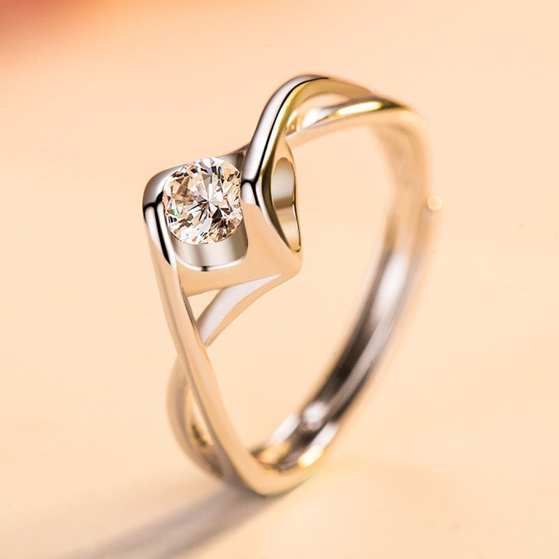 Bague élégante pour femme avec pierre scintillante