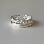 Bague ouverte en argent pour femme avec design tressé et brillant