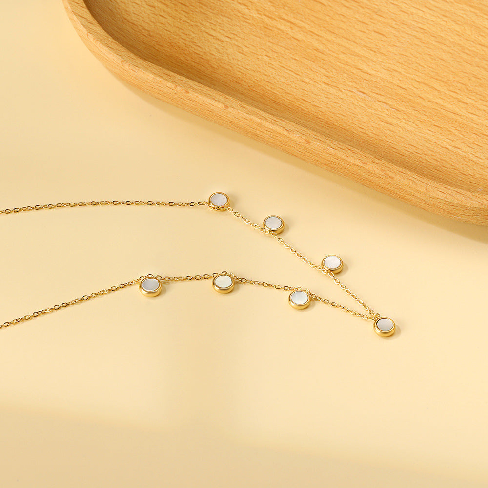 Collier élégant pour femme avec perles et chaîne fine