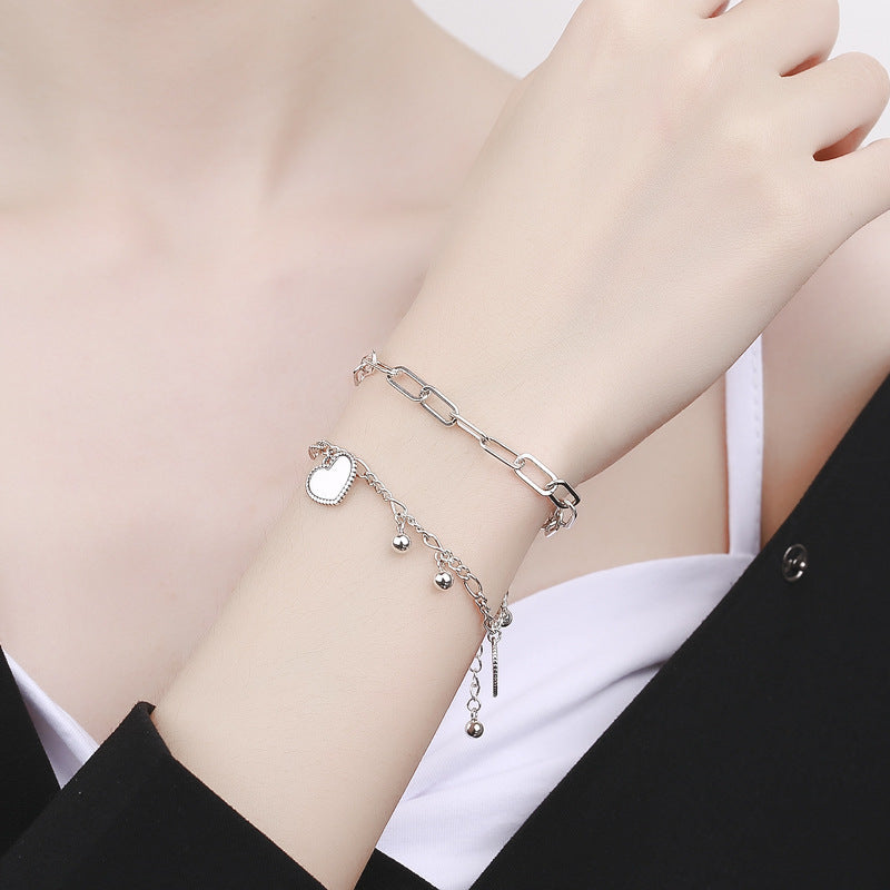 Bracelet pour femme avec breloques cœurs enchaînés