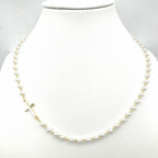 Collier ras-de-cou à perles fantaisie et croix