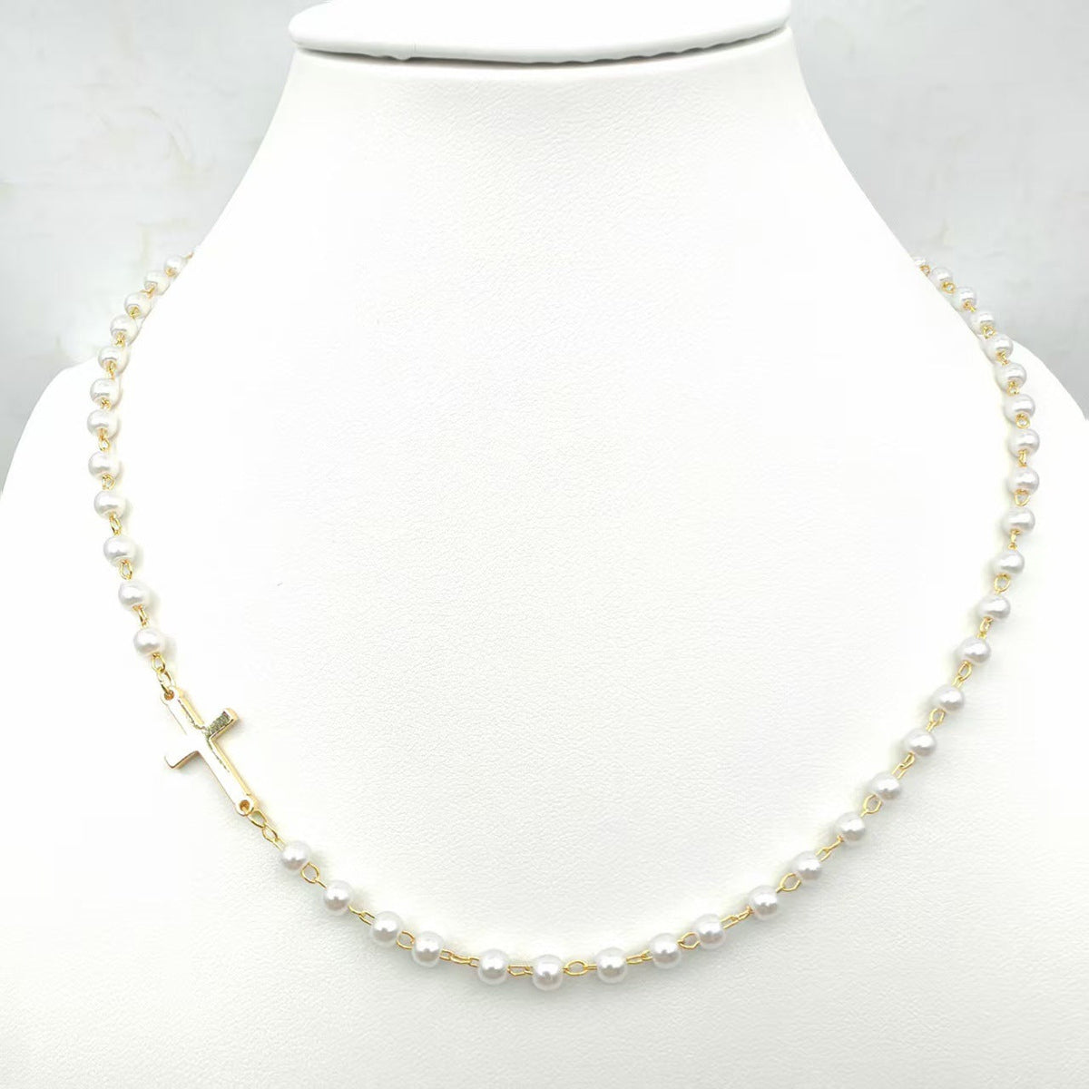 Collier ras-de-cou à perles fantaisie et croix