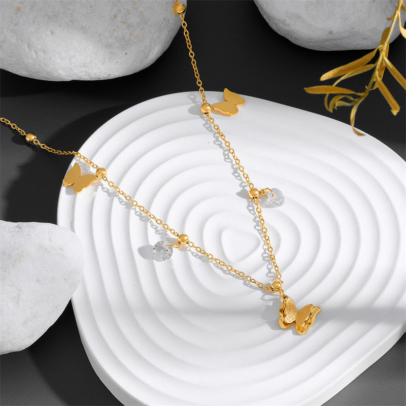 Collier délicat avec pendentif papillon pour femme