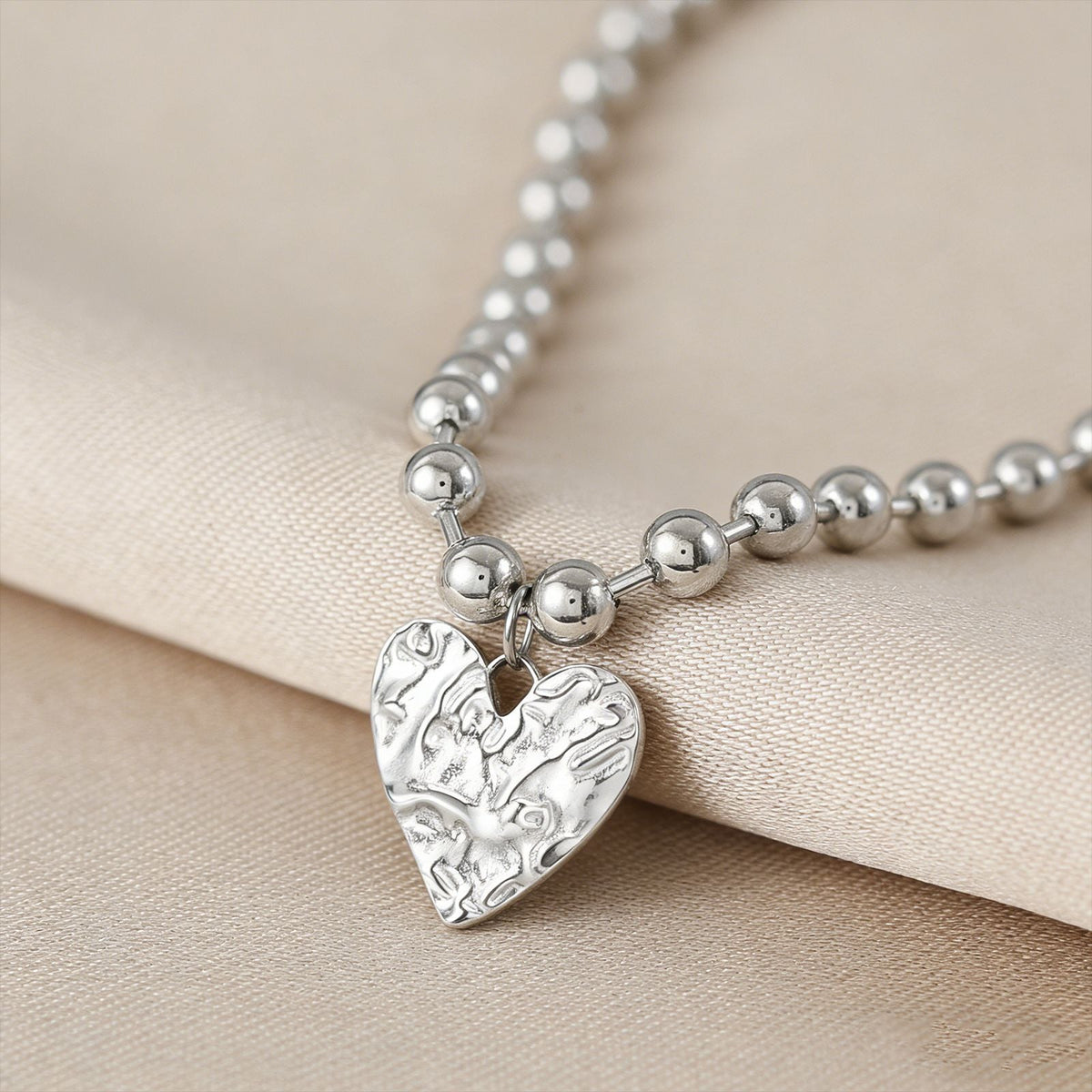 Collier pour femme avec pendentif cœur unique et perles brillantes