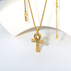 Collier pour femmes avec pendentif croix étincelant en acier inoxydable doré