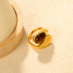 Bague pour femme design incurvé innovant et perle