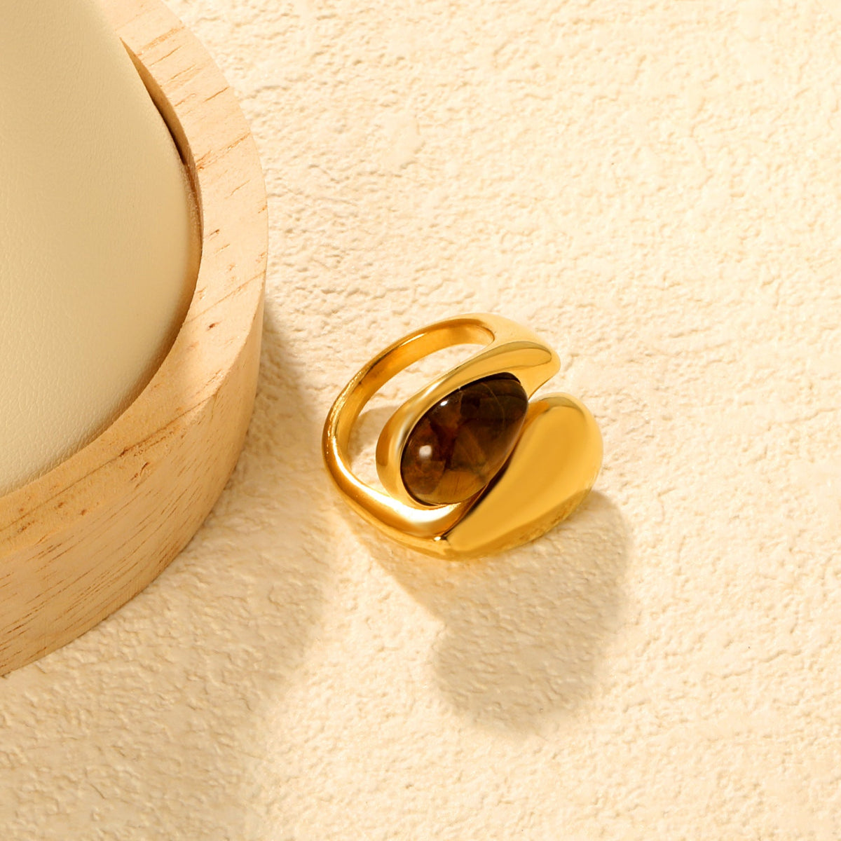 Bague pour femme design incurvé innovant et perle
