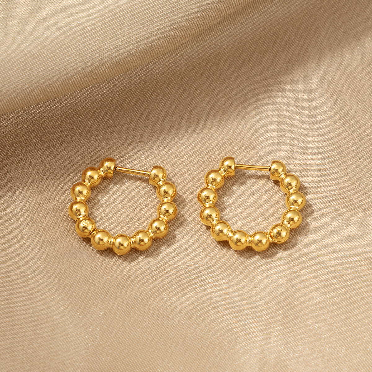 Boucles d'oreilles créoles perlées pour femme