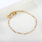 Bracelet délicat plaqué or pour femme avec accents rouges
