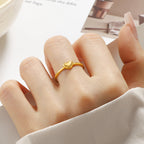 Bague délicate pour femme avec design en cœur et accents scintillants
