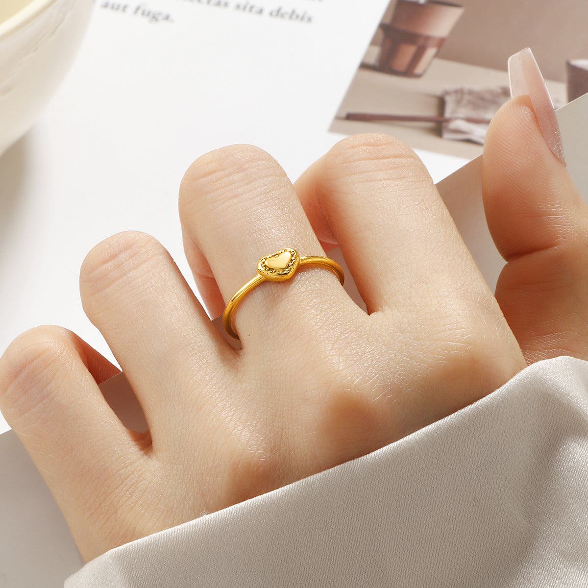 Bague délicate pour femme avec design en cœur et accents scintillants